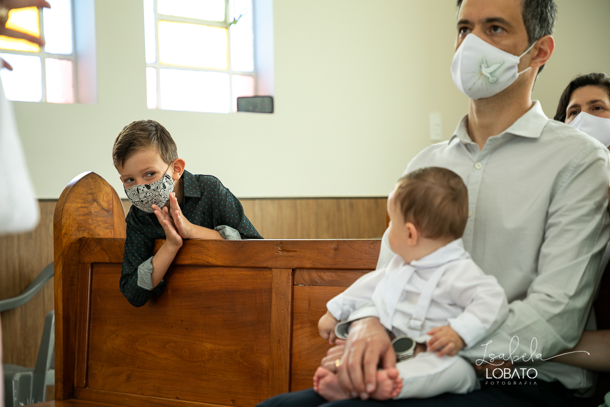 batizado-em-barbacena-mg-sacramento-do-batismo-fotografia-de-batizado-em-barbacena-mg-fotografa-especializada-em-criancas-barbacena-cipotanea-carandai-alto-rio-doce-antonio-carlos-mg-prados-igreja-do-galego-correia-de-almeida-isabela-lobato-fotografia