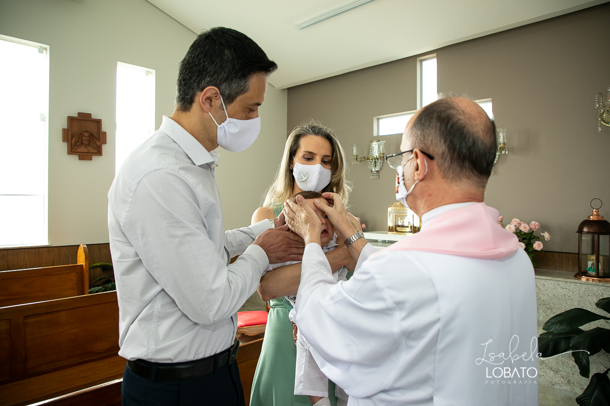 batizado-em-barbacena-mg-sacramento-do-batismo-fotografia-de-batizado-em-barbacena-mg-fotografa-especializada-em-criancas-barbacena-cipotanea-carandai-alto-rio-doce-antonio-carlos-mg-prados-igreja-do-galego-correia-de-almeida-isabela-lobato-fotografia