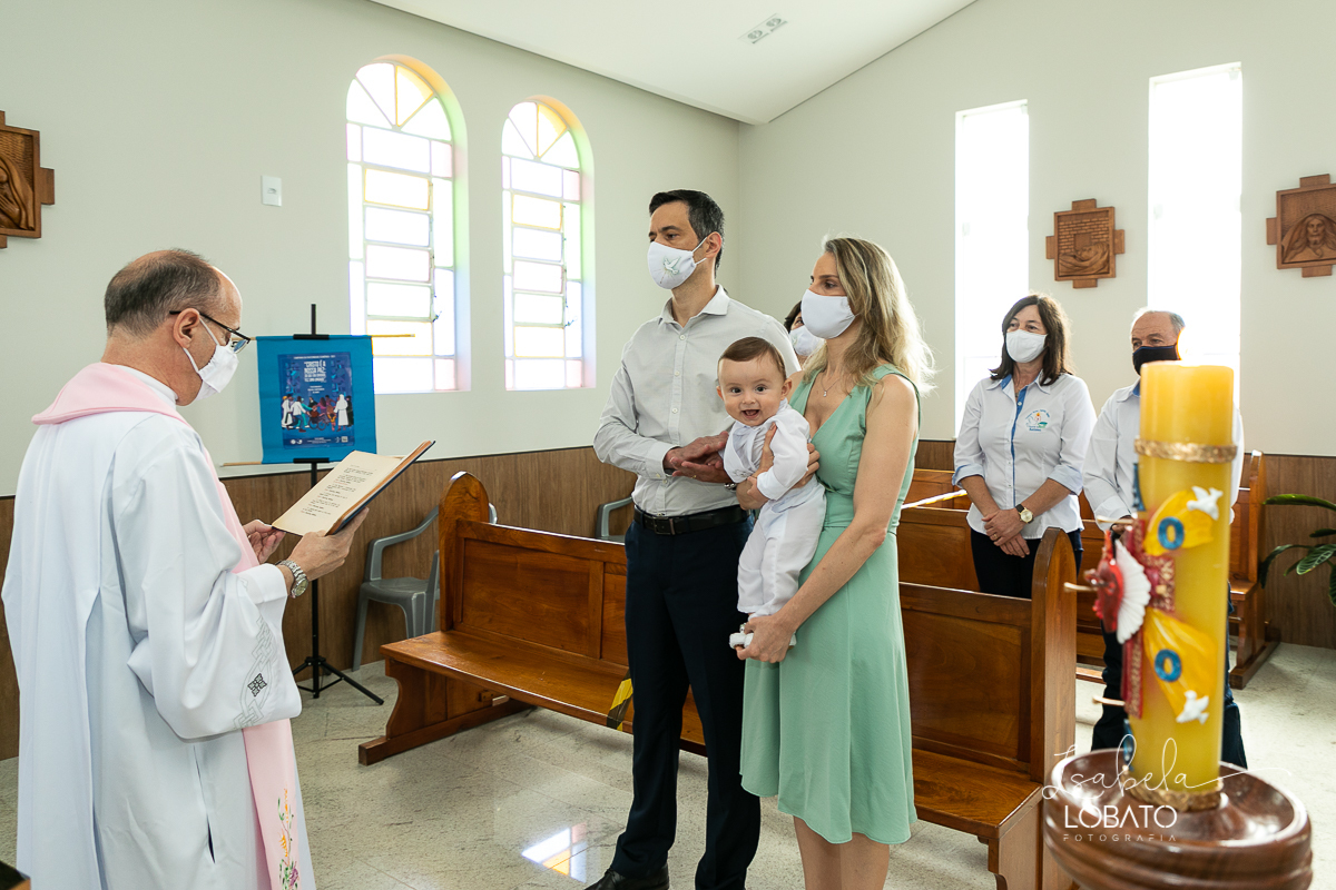 batizado-em-barbacena-mg-sacramento-do-batismo-fotografia-de-batizado-em-barbacena-mg-fotografa-especializada-em-criancas-barbacena-cipotanea-carandai-alto-rio-doce-antonio-carlos-mg-prados-igreja-do-galego-correia-de-almeida-isabela-lobato-fotografia