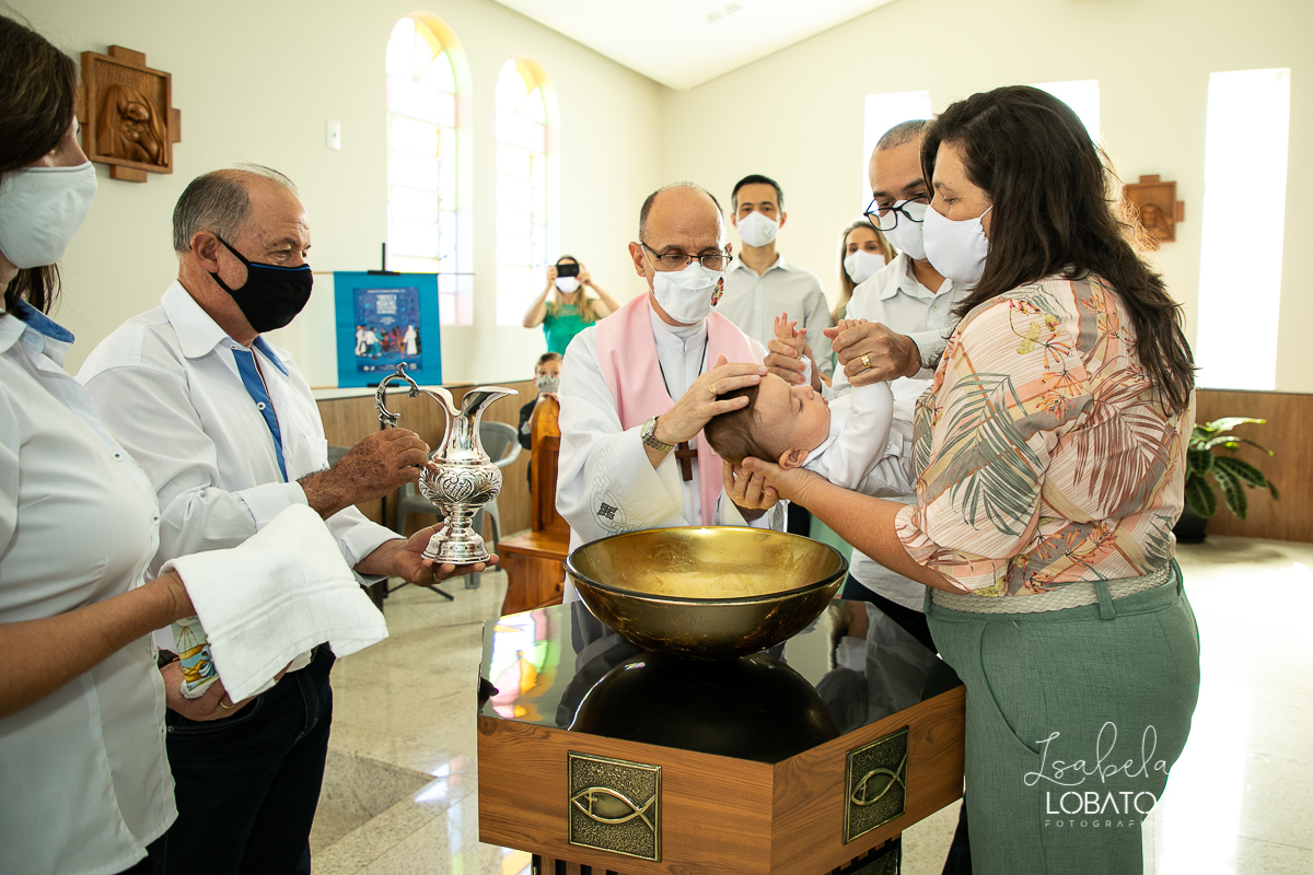 batizado-em-barbacena-mg-sacramento-do-batismo-fotografia-de-batizado-em-barbacena-mg-fotografa-especializada-em-criancas-barbacena-cipotanea-carandai-alto-rio-doce-antonio-carlos-mg-prados-igreja-do-galego-correia-de-almeida-isabela-lobato-fotografia