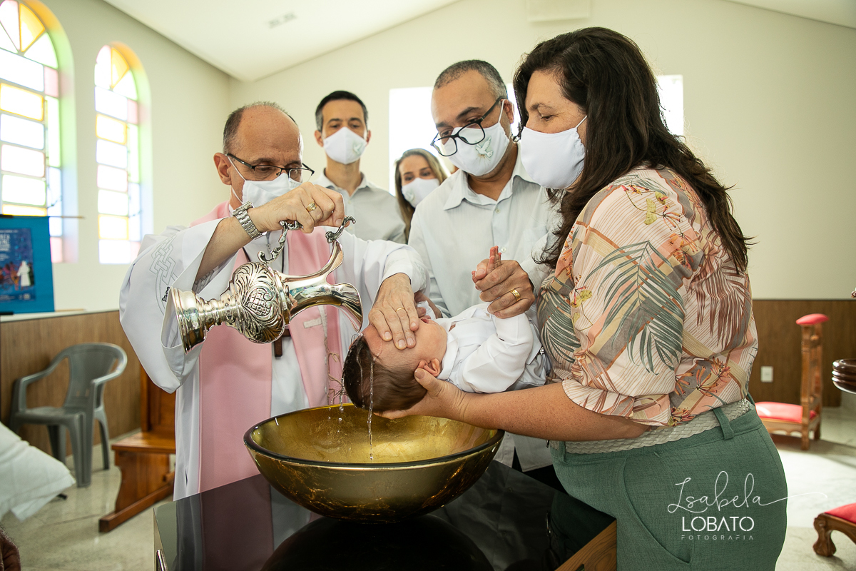 batizado-em-barbacena-mg-sacramento-do-batismo-fotografia-de-batizado-em-barbacena-mg-fotografa-especializada-em-criancas-barbacena-cipotanea-carandai-alto-rio-doce-antonio-carlos-mg-prados-igreja-do-galego-correia-de-almeida-isabela-lobato-fotografia