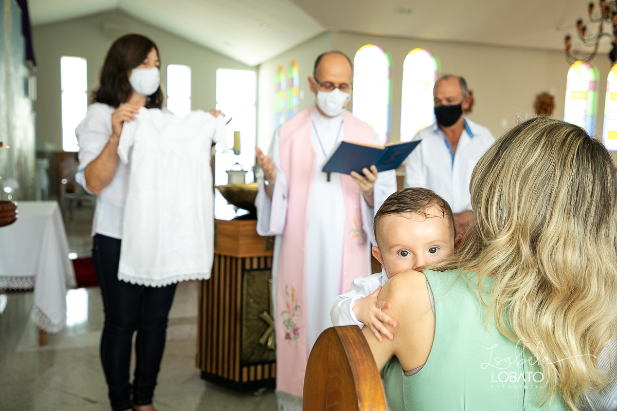 batizado-em-barbacena-mg-sacramento-do-batismo-fotografia-de-batizado-em-barbacena-mg-fotografa-especializada-em-criancas-barbacena-cipotanea-carandai-alto-rio-doce-antonio-carlos-mg-prados-igreja-do-galego-correia-de-almeida-isabela-lobato-fotografia