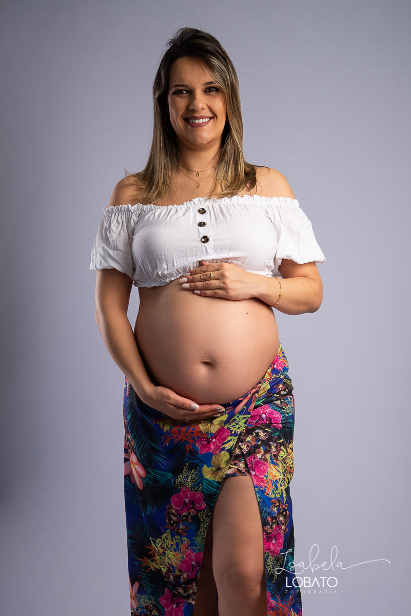 ensaio-gestante-estudio-pregnancy-pregnant-pregnancy-photography-gravida-roupa-de-gestante-para-ensaio-fotografico-mundo-azul-fotografa-especializada-em-gestantes-barbacena-carandai-senhora-dos-remedios-alto-rio-doce-isabela-lobato-luz-de-estudio-flash-bq
