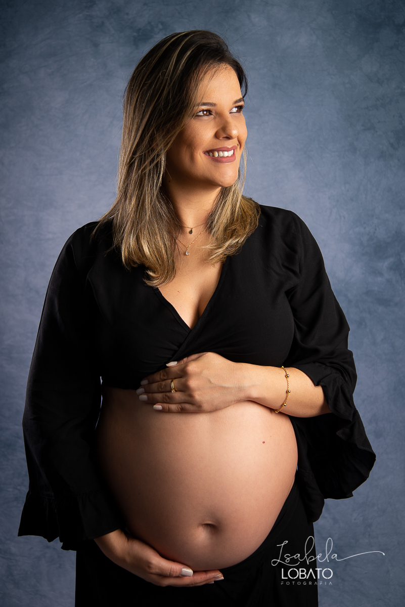 ensaio-gestante-estudio-pregnancy-pregnant-pregnancy-photography-gravida-roupa-de-gestante-para-ensaio-fotografico-mundo-azul-fotografa-especializada-em-gestantes-barbacena-carandai-senhora-dos-remedios-alto-rio-doce-isabela-lobato-luz-de-estudio-flash-bq