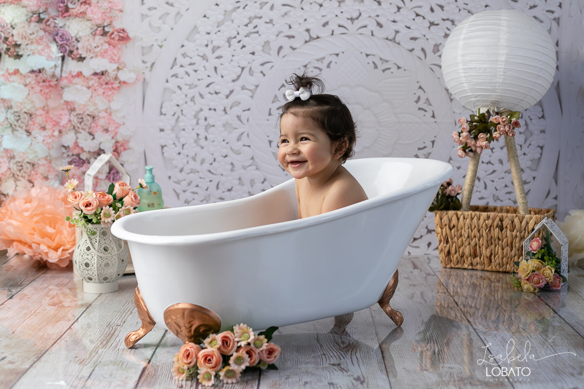 splash-baby-ensaio-fotografico-da-hora-do-banho-ensaio-de-1-ano-fotografa-de-criancas-em-barbacena-isabela-lobato-estudio-fotografico-carandai-alto-rio-doce-cipotanea-senhora-dos-remedios-ibertioga-ressaquinha-acompanhamento-fotografico-infantil-barbacena