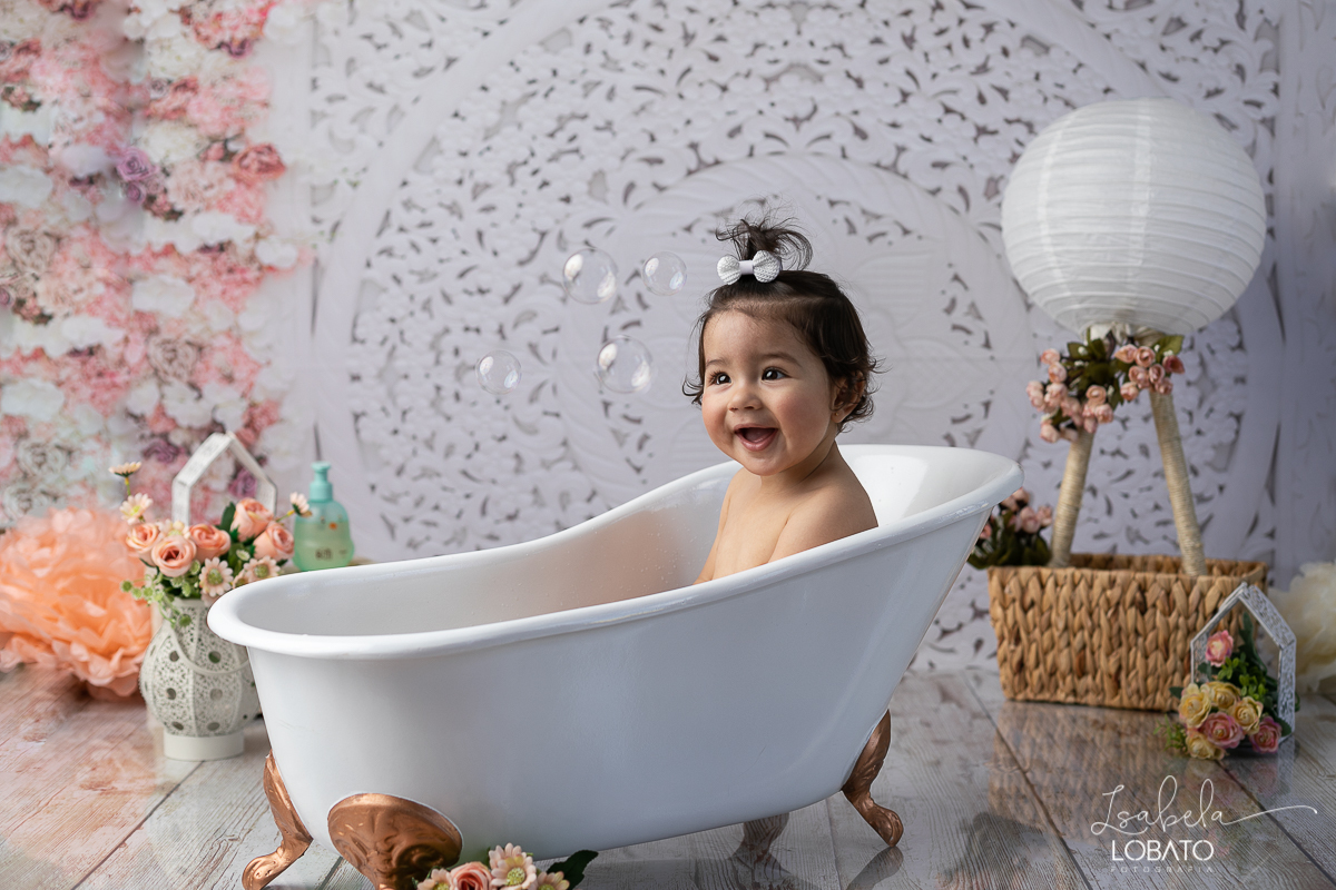 splash-baby-ensaio-fotografico-da-hora-do-banho-ensaio-de-1-ano-fotografa-de-criancas-em-barbacena-isabela-lobato-estudio-fotografico-carandai-alto-rio-doce-cipotanea-senhora-dos-remedios-ibertioga-ressaquinha-acompanhamento-fotografico-infantil-barbacena