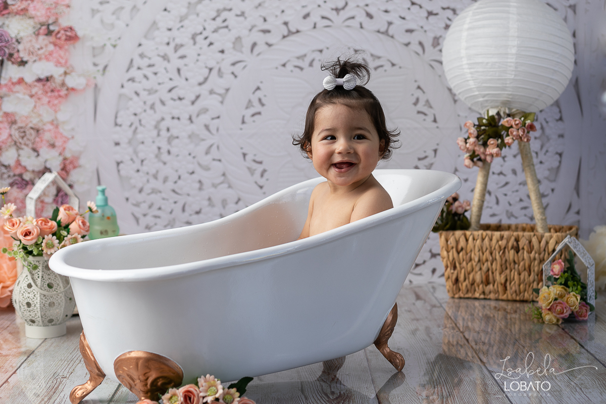 splash-baby-ensaio-fotografico-da-hora-do-banho-ensaio-de-1-ano-fotografa-de-criancas-em-barbacena-isabela-lobato-estudio-fotografico-carandai-alto-rio-doce-cipotanea-senhora-dos-remedios-ibertioga-ressaquinha-acompanhamento-fotografico-infantil-barbacena
