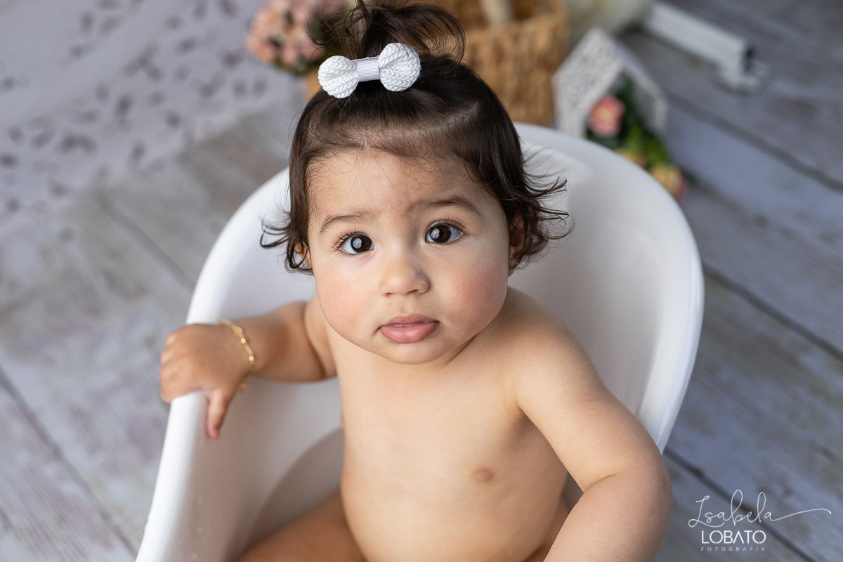 splash-baby-ensaio-fotografico-da-hora-do-banho-ensaio-de-1-ano-fotografa-de-criancas-em-barbacena-isabela-lobato-estudio-fotografico-carandai-alto-rio-doce-cipotanea-senhora-dos-remedios-ibertioga-ressaquinha-acompanhamento-fotografico-infantil-barbacena