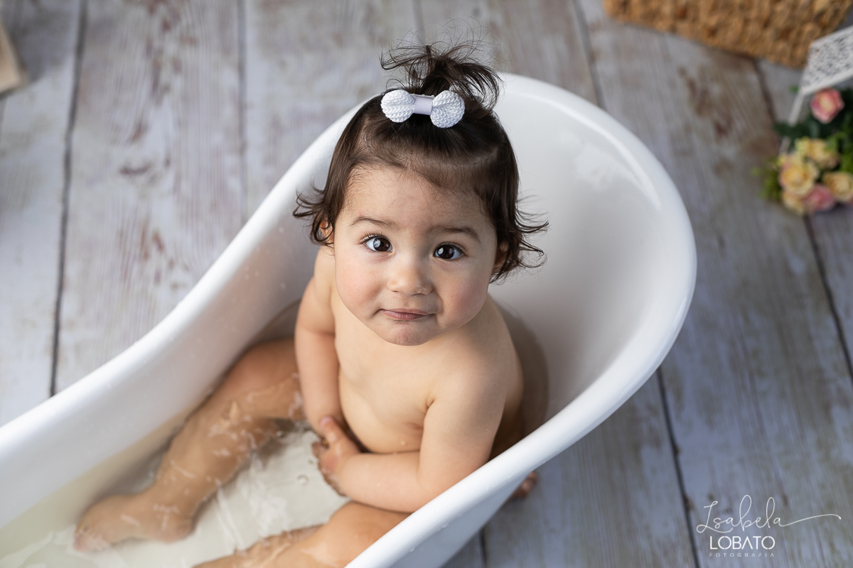 splash-baby-ensaio-fotografico-da-hora-do-banho-ensaio-de-1-ano-fotografa-de-criancas-em-barbacena-isabela-lobato-estudio-fotografico-carandai-alto-rio-doce-cipotanea-senhora-dos-remedios-ibertioga-ressaquinha-acompanhamento-fotografico-infantil-barbacena