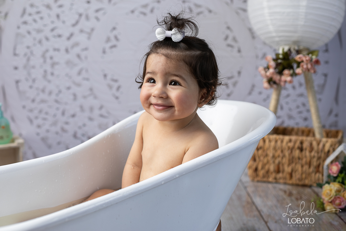 splash-baby-ensaio-fotografico-da-hora-do-banho-ensaio-de-1-ano-fotografa-de-criancas-em-barbacena-isabela-lobato-estudio-fotografico-carandai-alto-rio-doce-cipotanea-senhora-dos-remedios-ibertioga-ressaquinha-acompanhamento-fotografico-infantil-barbacena
