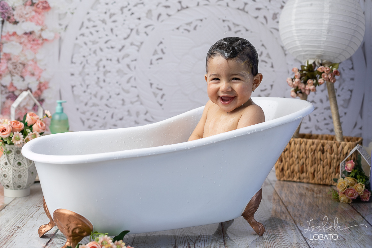 splash-baby-ensaio-fotografico-da-hora-do-banho-ensaio-de-1-ano-fotografa-de-criancas-em-barbacena-isabela-lobato-estudio-fotografico-carandai-alto-rio-doce-cipotanea-senhora-dos-remedios-ibertioga-ressaquinha-acompanhamento-fotografico-infantil-barbacena