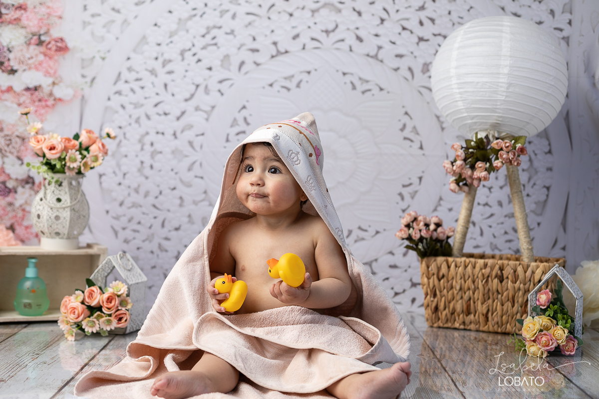 splash-baby-ensaio-fotografico-da-hora-do-banho-ensaio-de-1-ano-fotografa-de-criancas-em-barbacena-isabela-lobato-estudio-fotografico-carandai-alto-rio-doce-cipotanea-senhora-dos-remedios-ibertioga-ressaquinha-acompanhamento-fotografico-infantil-barbacena