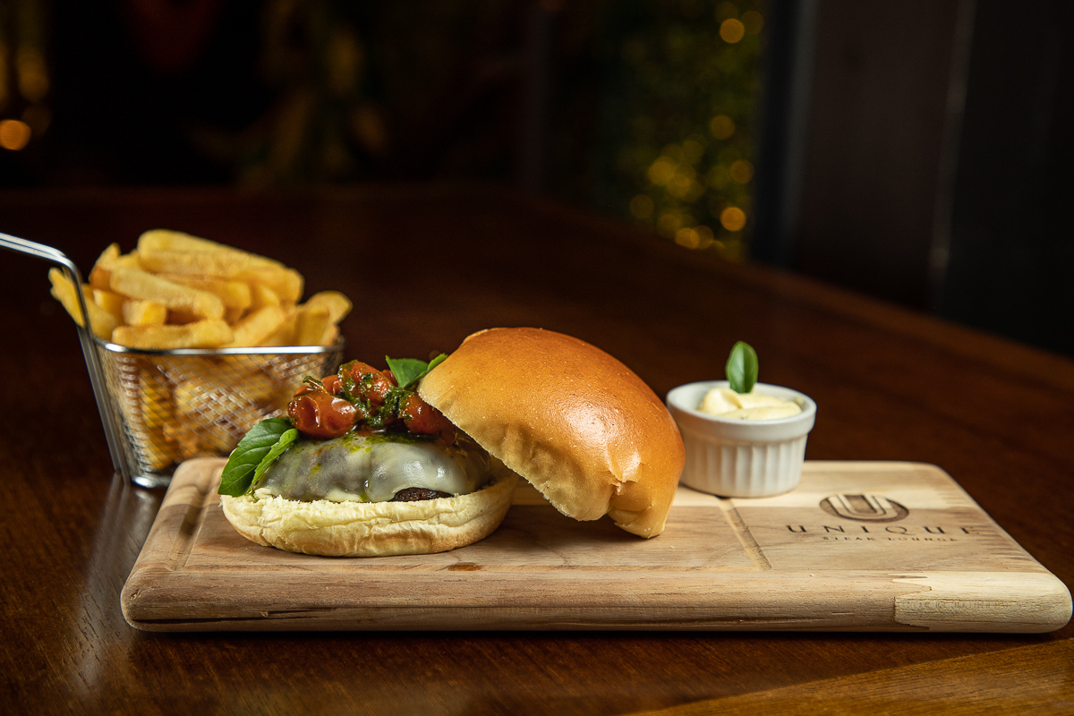 fotografa-de-alimentos-food-photography-gastroart-foodphoto-gourmet-gastronomia-mktdigital-marketing-de-alimentos-midias-sociais-fotografia-gourmet-fotografia-culinaria-food-photography-foodstyling-hamburguer-unique-barbacena-estudio-fotos-isabela-lobato