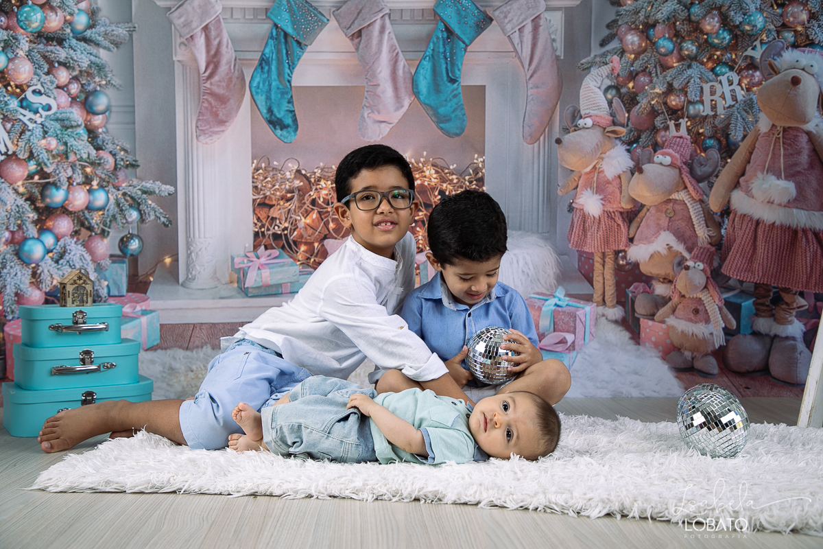 sessao-fotografica-de-natal-mini-sessao-de-natal-fotografia-de-natal-2021-foto-de-natal-cenario-fotografico-de-natal-fundo-fotografico-de-natal-wentz-fundos-fotograficos-britsh-short-hair-gato-britanico-pelo-curto-isabela-lobato-fotografia-estudio-bq