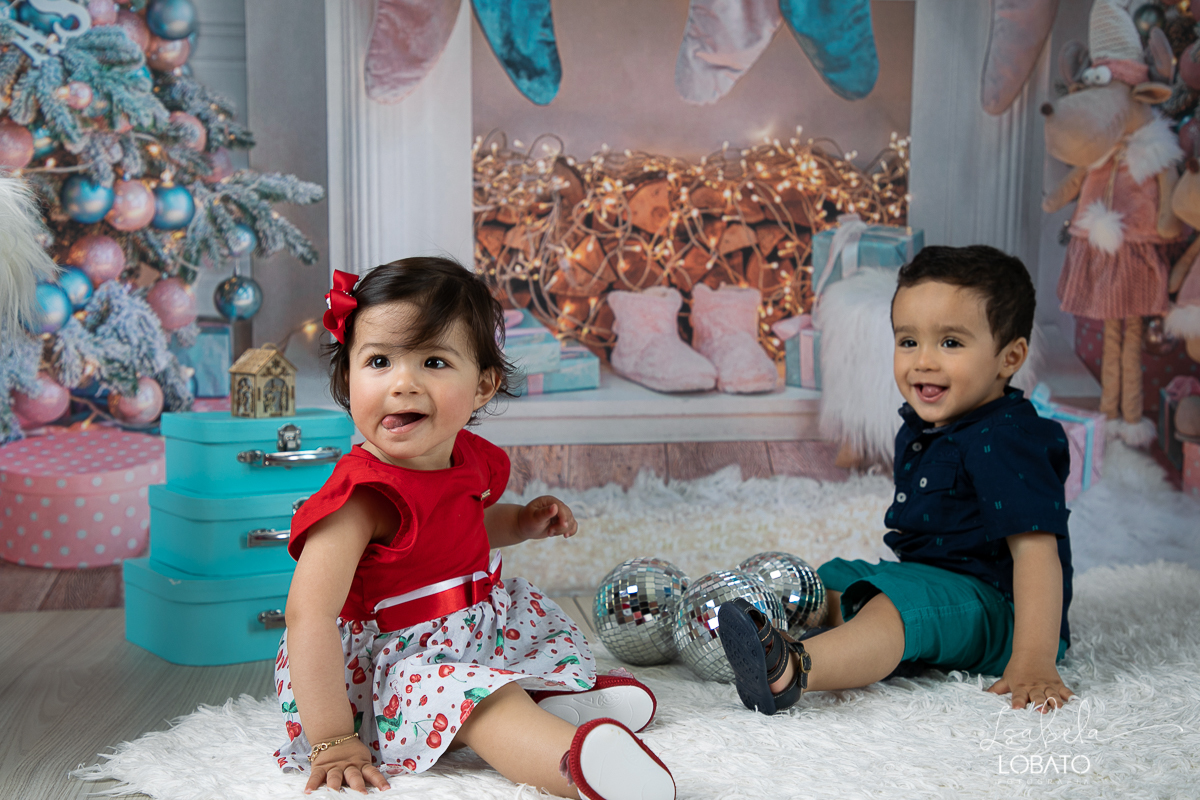 sessao-fotografica-de-natal-mini-sessao-de-natal-fotografia-de-natal-2021-foto-de-natal-cenario-fotografico-de-natal-fundo-fotografico-de-natal-wentz-fundos-fotograficos-britsh-short-hair-gato-britanico-pelo-curto-isabela-lobato-fotografia-estudio-bq