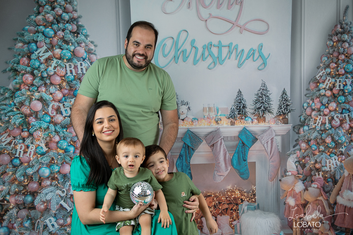 sessao-fotografica-de-natal-mini-sessao-de-natal-fotografia-de-natal-2021-foto-de-natal-cenario-fotografico-de-natal-fundo-fotografico-de-natal-wentz-fundos-fotograficos-isabela-lobato-fotografia-estudio-bq-retratos-de-natal-ensaio-fotografico-de-natal