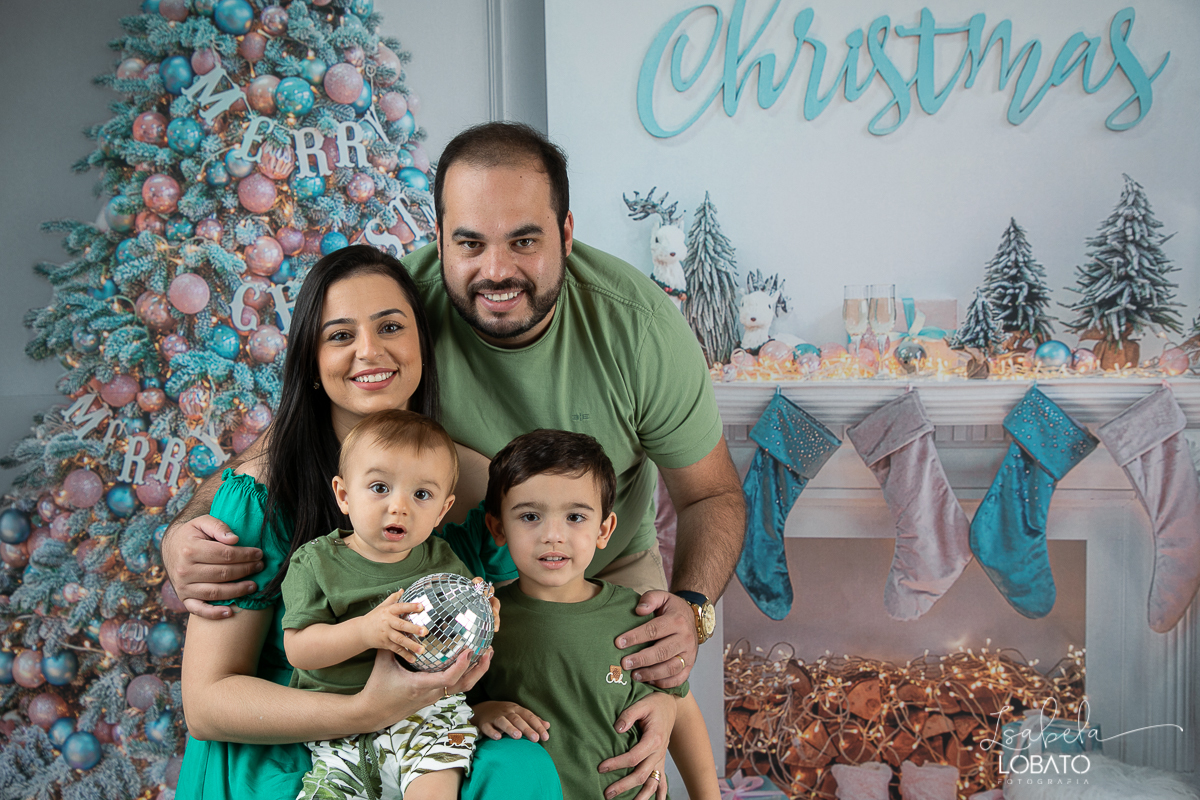 sessao-fotografica-de-natal-mini-sessao-de-natal-fotografia-de-natal-2021-foto-de-natal-cenario-fotografico-de-natal-fundo-fotografico-de-natal-wentz-fundos-fotograficos-isabela-lobato-fotografia-estudio-bq-retratos-de-natal-ensaio-fotografico-de-natal
