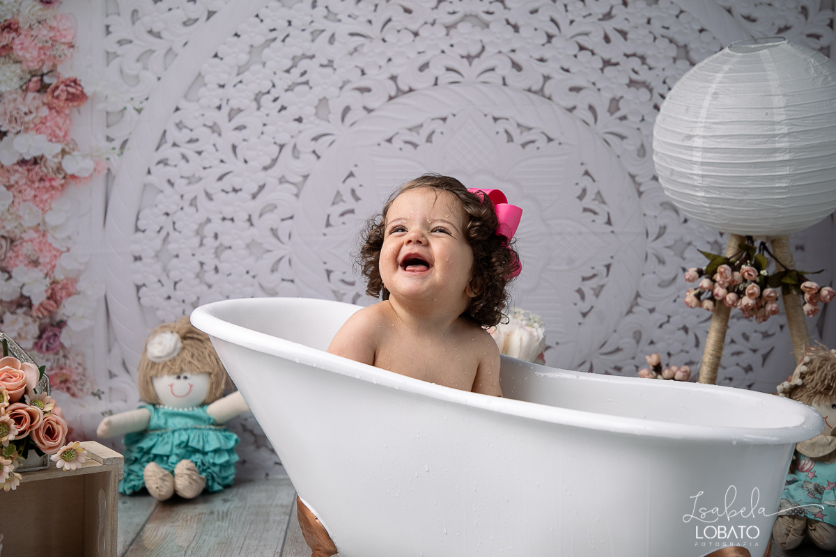 splash-baby-ensaio-fotografico-da-hora-do-banho-ensaio-de-1-ano-fotografa-de-criancas-em-barbacena-isabela-lobato-estudio-fotografico-carandai-alto-rio-doce-cipotanea-senhora-dos-remedios-ibertioga-ressaquinha-acompanhamento-fotografico-infantil-barbacena