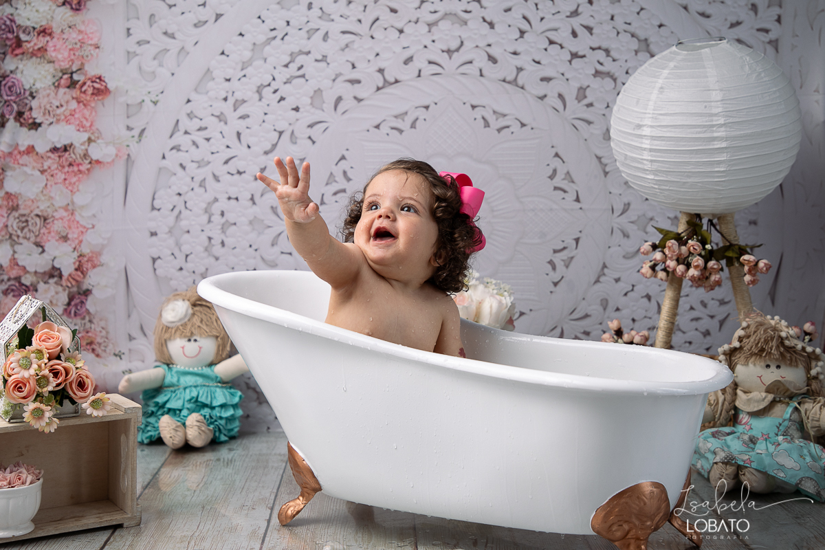 splash-baby-ensaio-fotografico-da-hora-do-banho-ensaio-de-1-ano-fotografa-de-criancas-em-barbacena-isabela-lobato-estudio-fotografico-carandai-alto-rio-doce-cipotanea-senhora-dos-remedios-ibertioga-ressaquinha-acompanhamento-fotografico-infantil-barbacena