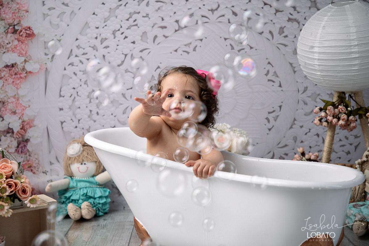 splash-baby-ensaio-fotografico-da-hora-do-banho-ensaio-de-1-ano-fotografa-de-criancas-em-barbacena-isabela-lobato-estudio-fotografico-carandai-alto-rio-doce-cipotanea-senhora-dos-remedios-ibertioga-ressaquinha-acompanhamento-fotografico-infantil-barbacena