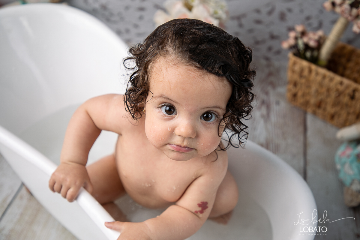 splash-baby-ensaio-fotografico-da-hora-do-banho-ensaio-de-1-ano-fotografa-de-criancas-em-barbacena-isabela-lobato-estudio-fotografico-carandai-alto-rio-doce-cipotanea-senhora-dos-remedios-ibertioga-ressaquinha-acompanhamento-fotografico-infantil-barbacena