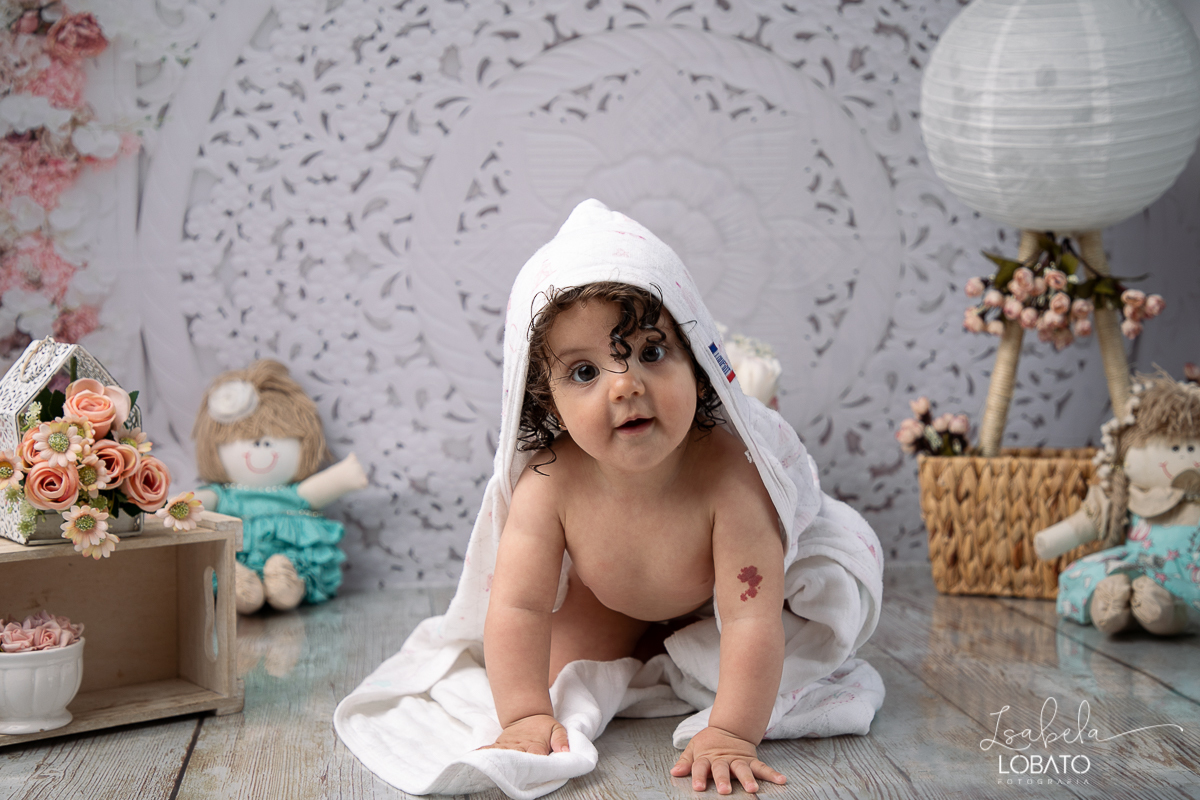 splash-baby-ensaio-fotografico-da-hora-do-banho-ensaio-de-1-ano-fotografa-de-criancas-em-barbacena-isabela-lobato-estudio-fotografico-carandai-alto-rio-doce-cipotanea-senhora-dos-remedios-ibertioga-ressaquinha-acompanhamento-fotografico-infantil-barbacena