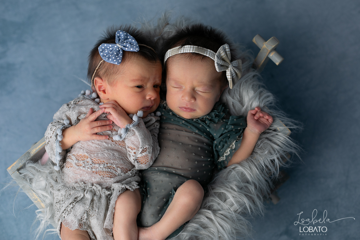 ensaio-fotografico-de-recem-nascido-fotografia-de-bebes-ensaio-newborn-bebe-recem-nascido-fotos-fotografa-de-bebes-newborn-de-gemeas-melhor-fotografa-de-barbacena-estudio-fotografico-infantil-isabela-lobato-fotografia-barbacena-minas-mg