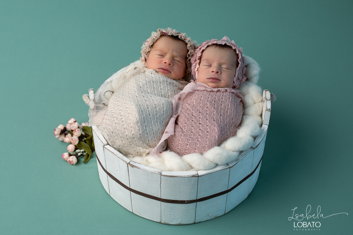 ensaio-fotografico-de-recem-nascido-fotografia-de-bebes-ensaio-newborn-bebe-recem-nascido-fotos-fotografa-de-bebes-newborn-de-gemeas-melhor-fotografa-de-barbacena-estudio-fotografico-infantil-isabela-lobato-fotografia-barbacena-minas-mg