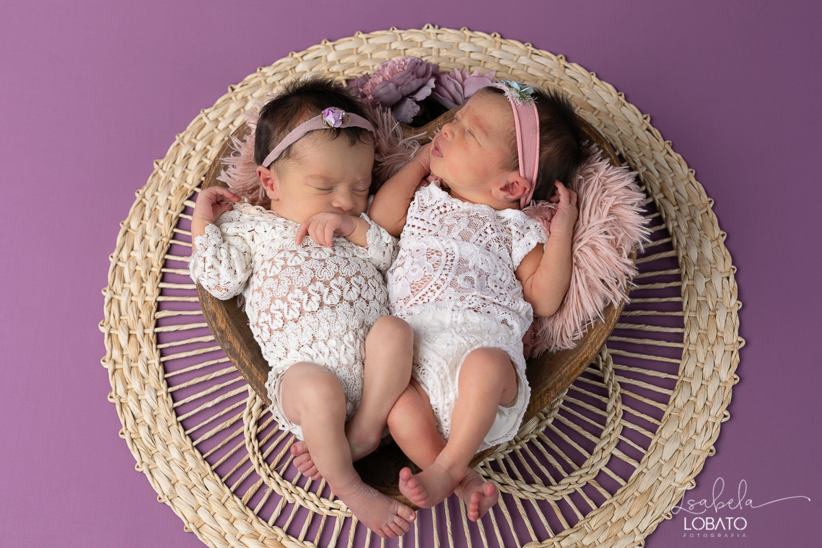 ensaio-fotografico-de-recem-nascido-fotografia-de-bebes-ensaio-newborn-bebe-recem-nascido-fotos-fotografa-de-bebes-newborn-de-gemeas-melhor-fotografa-de-barbacena-estudio-fotografico-infantil-isabela-lobato-fotografia-barbacena-minas-mg