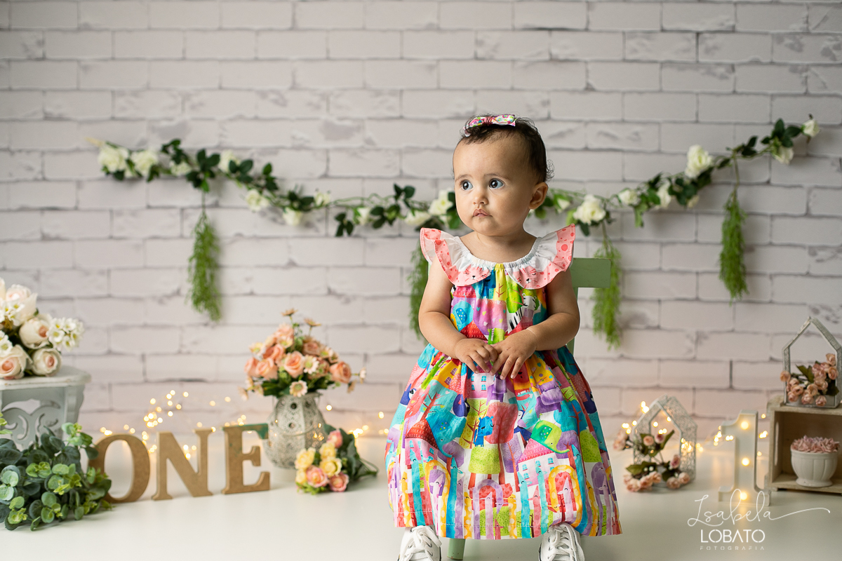 smash-the-cake-baby-one-ensaio-fotografico-de-um-ano-a-hora-do-bolo-esmagando-o-bolo-fotografia-acompanhamento-mensal-de-bebes-um-ano-decoracao-de-cenario-fotografico-jardim-encantado-fundo-fotografico-jardim-encantado-fases-do-bebe-fotografa-infantil-bq
