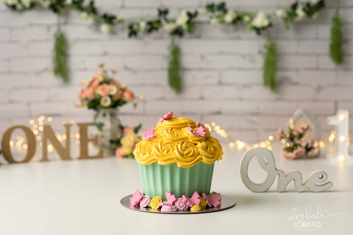 smash-the-cake-baby-one-ensaio-fotografico-de-um-ano-a-hora-do-bolo-esmagando-o-bolo-fotografia-acompanhamento-mensal-de-bebes-um-ano-decoracao-de-cenario-fotografico-jardim-encantado-fundo-fotografico-jardim-encantado-fases-do-bebe-fotografa-infantil-bq