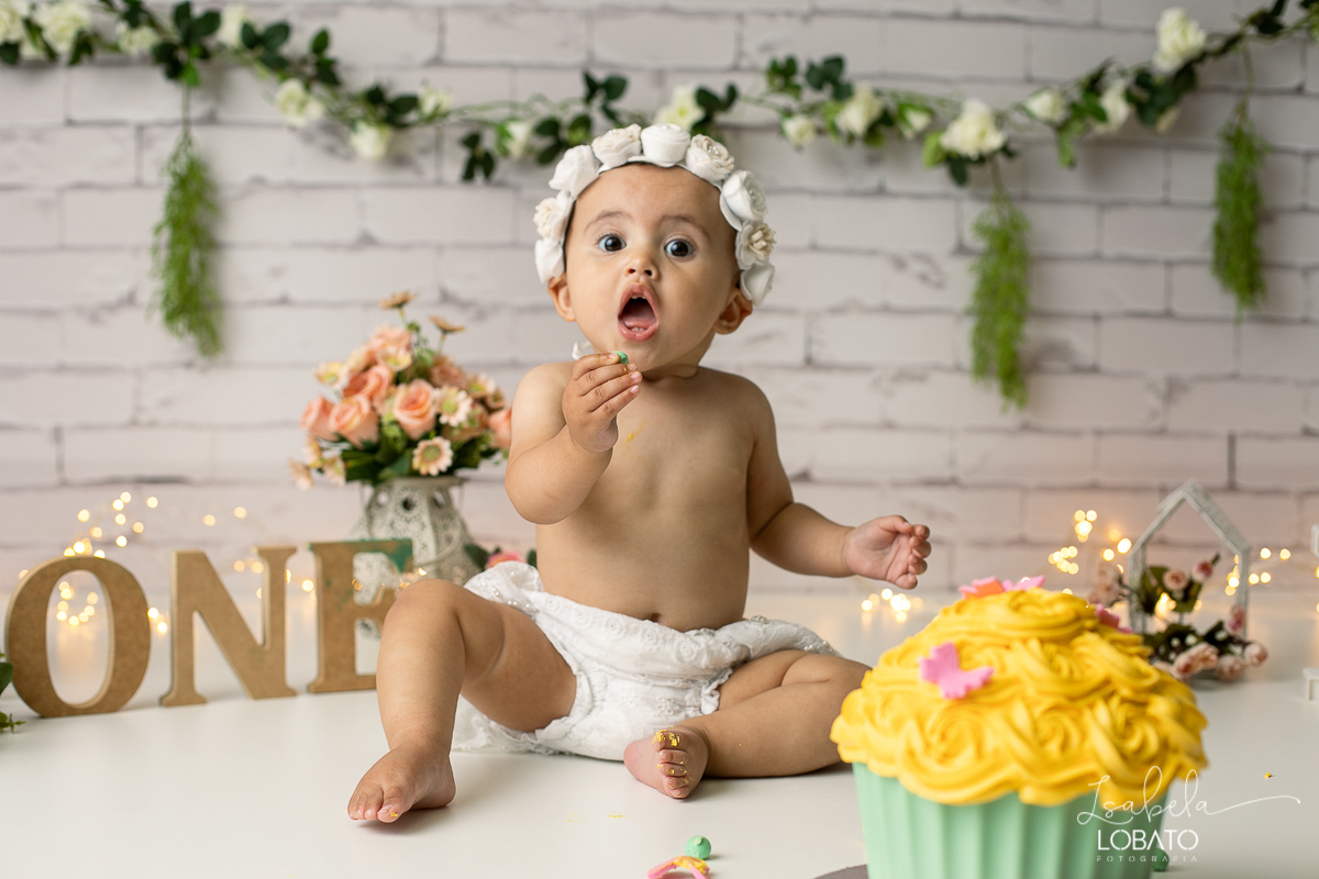 smash-the-cake-baby-one-ensaio-fotografico-de-um-ano-a-hora-do-bolo-esmagando-o-bolo-fotografia-acompanhamento-mensal-de-bebes-um-ano-decoracao-de-cenario-fotografico-jardim-encantado-fundo-fotografico-jardim-encantado-fases-do-bebe-fotografa-infantil-bq