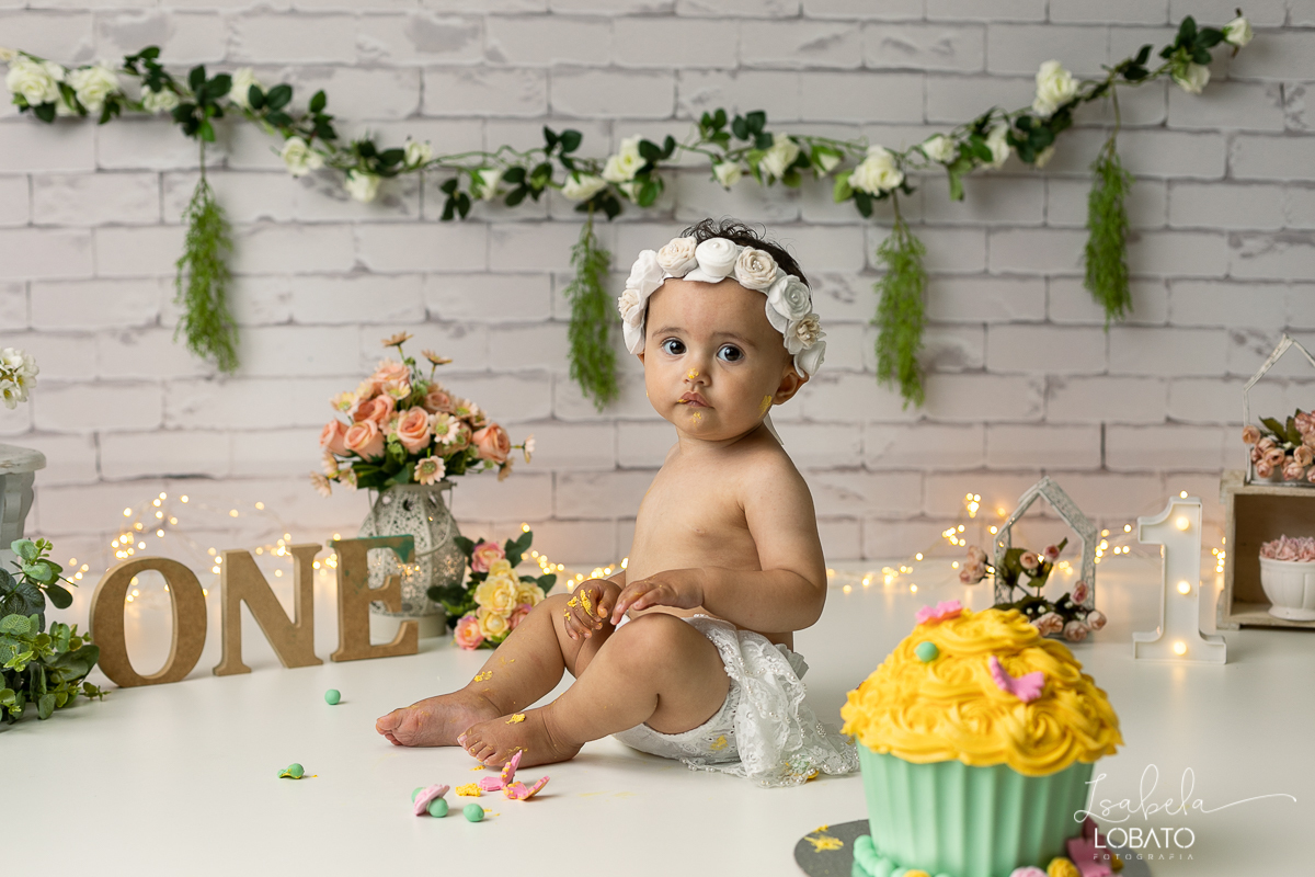 smash-the-cake-baby-one-ensaio-fotografico-de-um-ano-a-hora-do-bolo-esmagando-o-bolo-fotografia-acompanhamento-mensal-de-bebes-um-ano-decoracao-de-cenario-fotografico-jardim-encantado-fundo-fotografico-jardim-encantado-fases-do-bebe-fotografa-infantil-bq