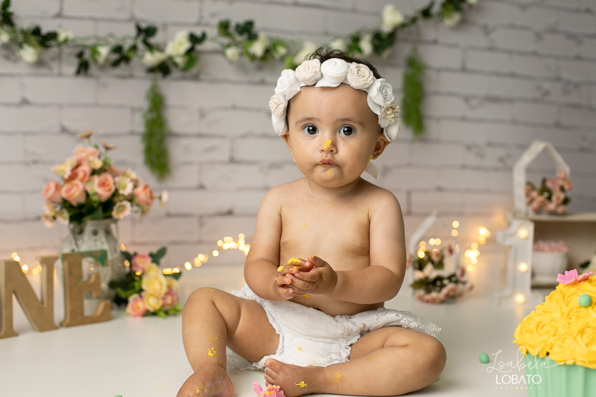 smash-the-cake-baby-one-ensaio-fotografico-de-um-ano-a-hora-do-bolo-esmagando-o-bolo-fotografia-acompanhamento-mensal-de-bebes-um-ano-decoracao-de-cenario-fotografico-jardim-encantado-fundo-fotografico-jardim-encantado-fases-do-bebe-fotografa-infantil-bq