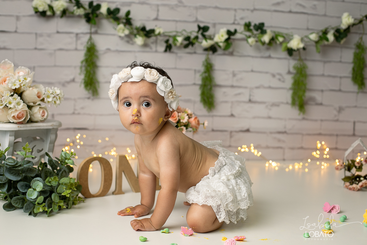 smash-the-cake-baby-one-ensaio-fotografico-de-um-ano-a-hora-do-bolo-esmagando-o-bolo-fotografia-acompanhamento-mensal-de-bebes-um-ano-decoracao-de-cenario-fotografico-jardim-encantado-fundo-fotografico-jardim-encantado-fases-do-bebe-fotografa-infantil-bq