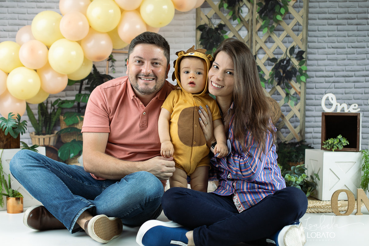 ensaio-fotografico-de-bebes-a-hora-do-bolo-smash-the-cake-one-1-ano-leao-fundo-fotografico-de-leao-simba-ensaio-simba-cenario-fotografico-de-smash-tema-de-festa-simba-rei-leao-fotografa-de-crianca-em-barbacena-isabela-lobato-fotografia-estudio-fotografico