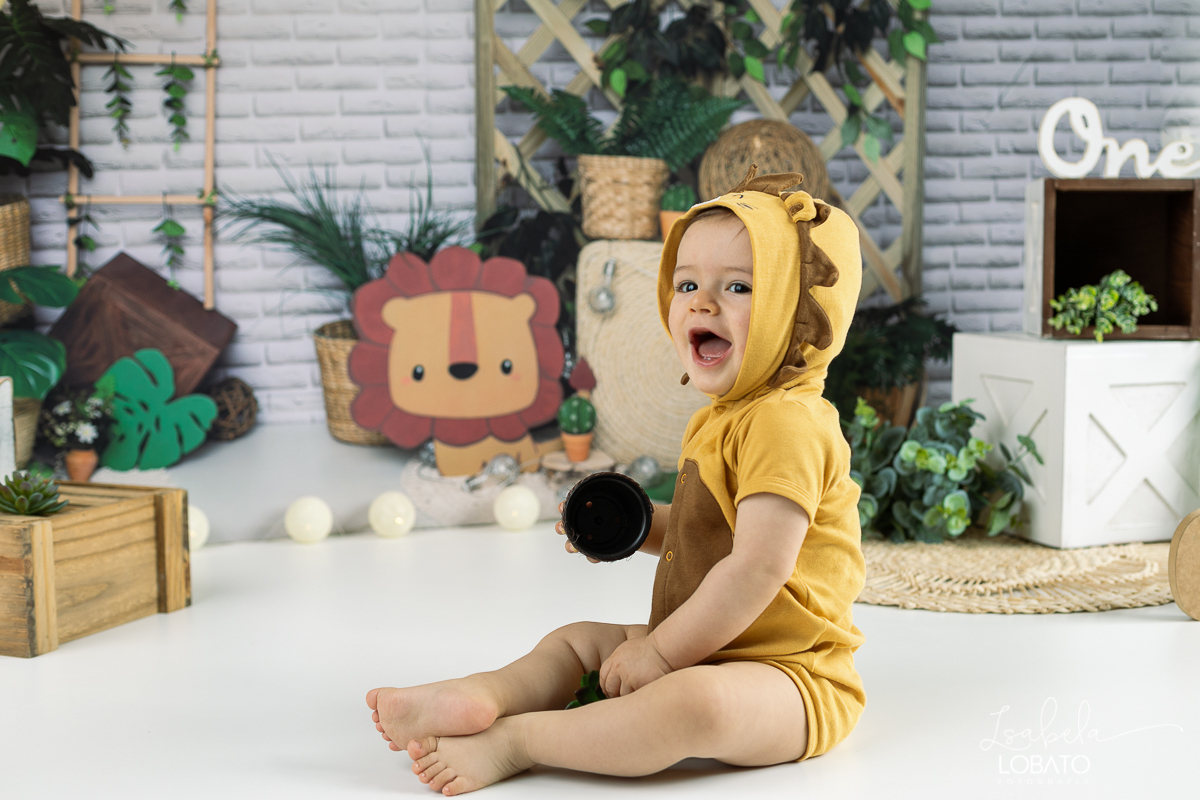 ensaio-fotografico-de-bebes-a-hora-do-bolo-smash-the-cake-one-1-ano-leao-fundo-fotografico-de-leao-simba-ensaio-simba-cenario-fotografico-de-smash-tema-de-festa-simba-rei-leao-fotografa-de-crianca-em-barbacena-isabela-lobato-fotografia-estudio-fotografico