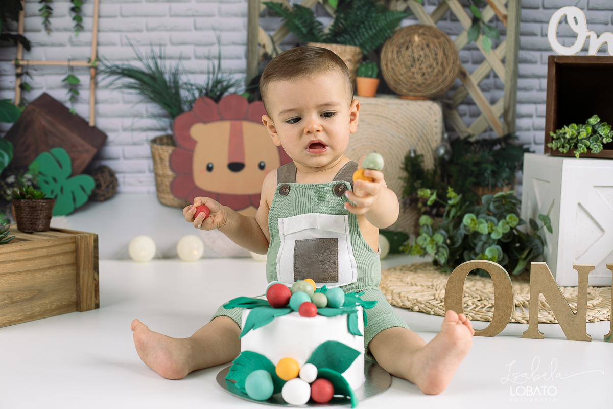 ensaio-fotografico-de-bebes-a-hora-do-bolo-smash-the-cake-one-1-ano-leao-fundo-fotografico-de-leao-simba-ensaio-simba-cenario-fotografico-de-smash-tema-de-festa-simba-rei-leao-fotografa-de-crianca-em-barbacena-isabela-lobato-fotografia-estudio-fotografico