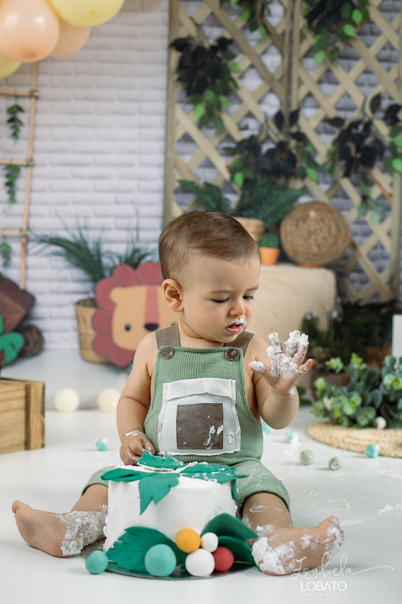 ensaio-fotografico-de-bebes-a-hora-do-bolo-smash-the-cake-one-1-ano-leao-fundo-fotografico-de-leao-simba-ensaio-simba-cenario-fotografico-de-smash-tema-de-festa-simba-rei-leao-fotografa-de-crianca-em-barbacena-isabela-lobato-fotografia-estudio-fotografico