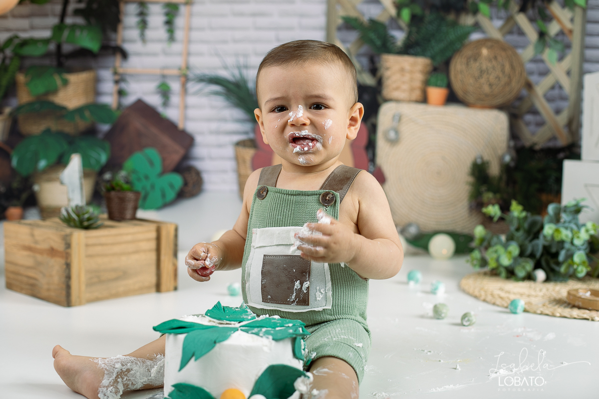 ensaio-fotografico-de-bebes-a-hora-do-bolo-smash-the-cake-one-1-ano-leao-fundo-fotografico-de-leao-simba-ensaio-simba-cenario-fotografico-de-smash-tema-de-festa-simba-rei-leao-fotografa-de-crianca-em-barbacena-isabela-lobato-fotografia-estudio-fotografico