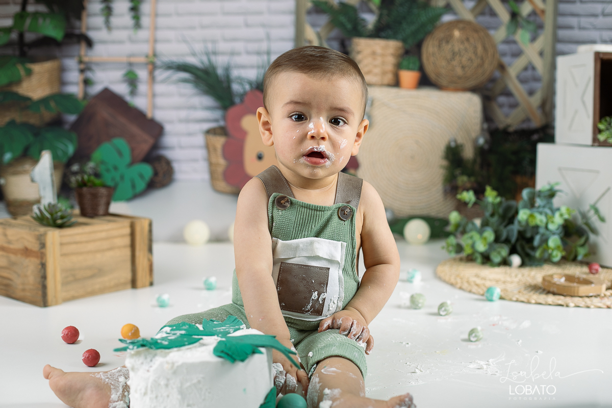 ensaio-fotografico-de-bebes-a-hora-do-bolo-smash-the-cake-one-1-ano-leao-fundo-fotografico-de-leao-simba-ensaio-simba-cenario-fotografico-de-smash-tema-de-festa-simba-rei-leao-fotografa-de-crianca-em-barbacena-isabela-lobato-fotografia-estudio-fotografico