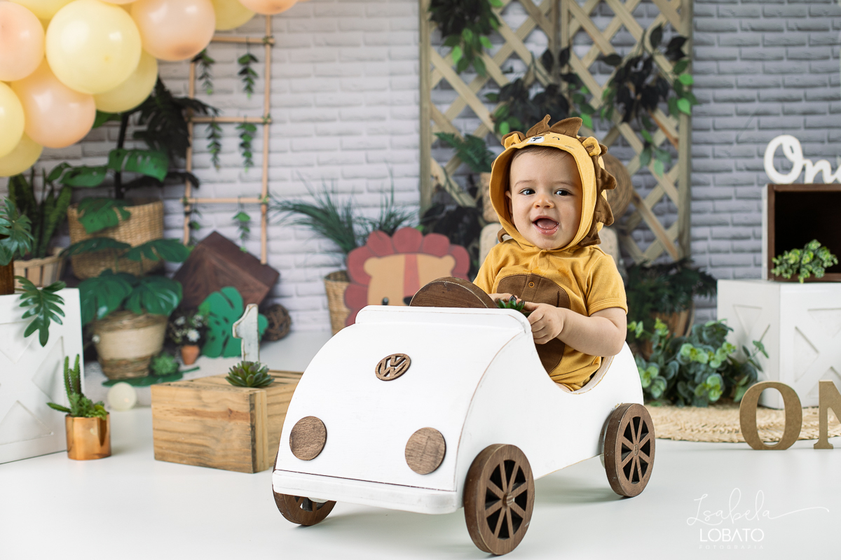 ensaio-fotografico-de-bebes-a-hora-do-bolo-smash-the-cake-one-1-ano-leao-fundo-fotografico-de-leao-simba-ensaio-simba-cenario-fotografico-de-smash-tema-de-festa-simba-rei-leao-fotografa-de-crianca-em-barbacena-isabela-lobato-fotografia-estudio-fotografico