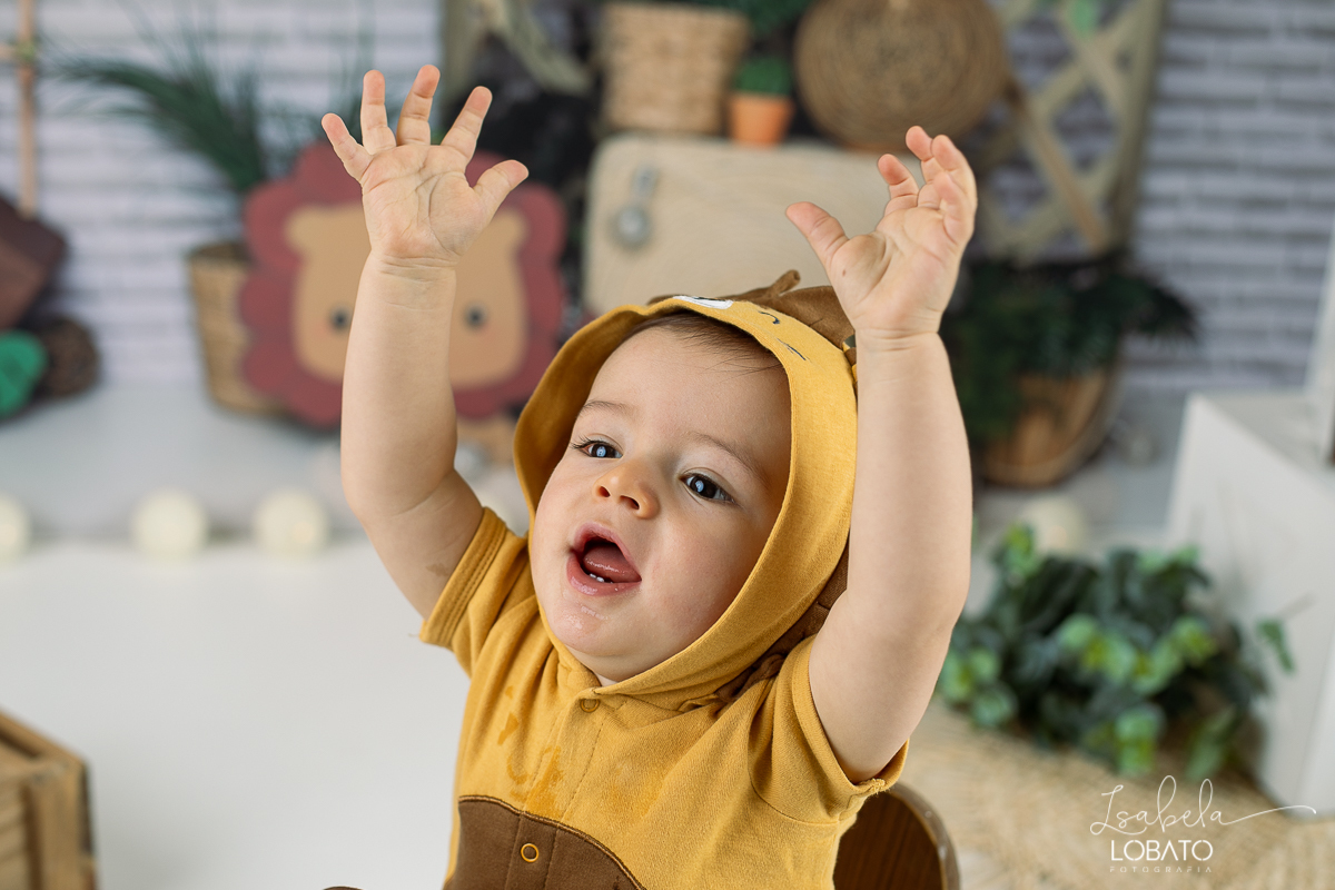 ensaio-fotografico-de-bebes-a-hora-do-bolo-smash-the-cake-one-1-ano-leao-fundo-fotografico-de-leao-simba-ensaio-simba-cenario-fotografico-de-smash-tema-de-festa-simba-rei-leao-fotografa-de-crianca-em-barbacena-isabela-lobato-fotografia-estudio-fotografico