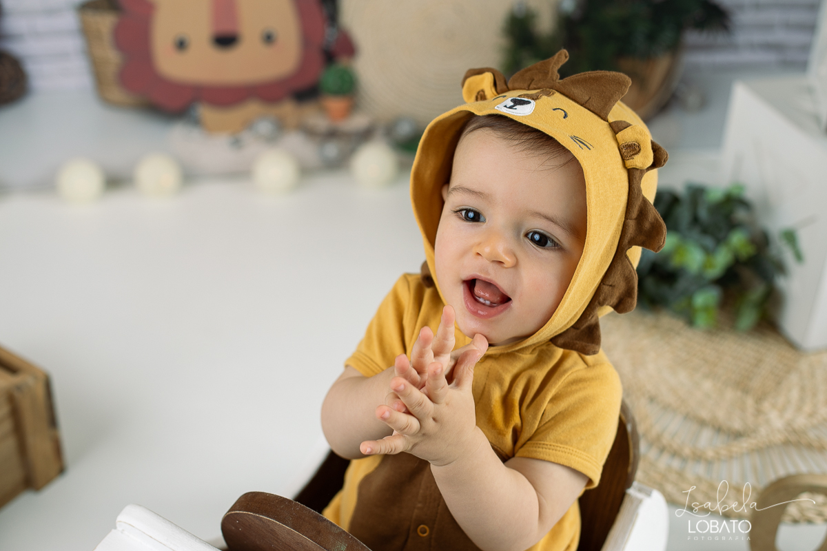 ensaio-fotografico-de-bebes-a-hora-do-bolo-smash-the-cake-one-1-ano-leao-fundo-fotografico-de-leao-simba-ensaio-simba-cenario-fotografico-de-smash-tema-de-festa-simba-rei-leao-fotografa-de-crianca-em-barbacena-isabela-lobato-fotografia-estudio-fotografico