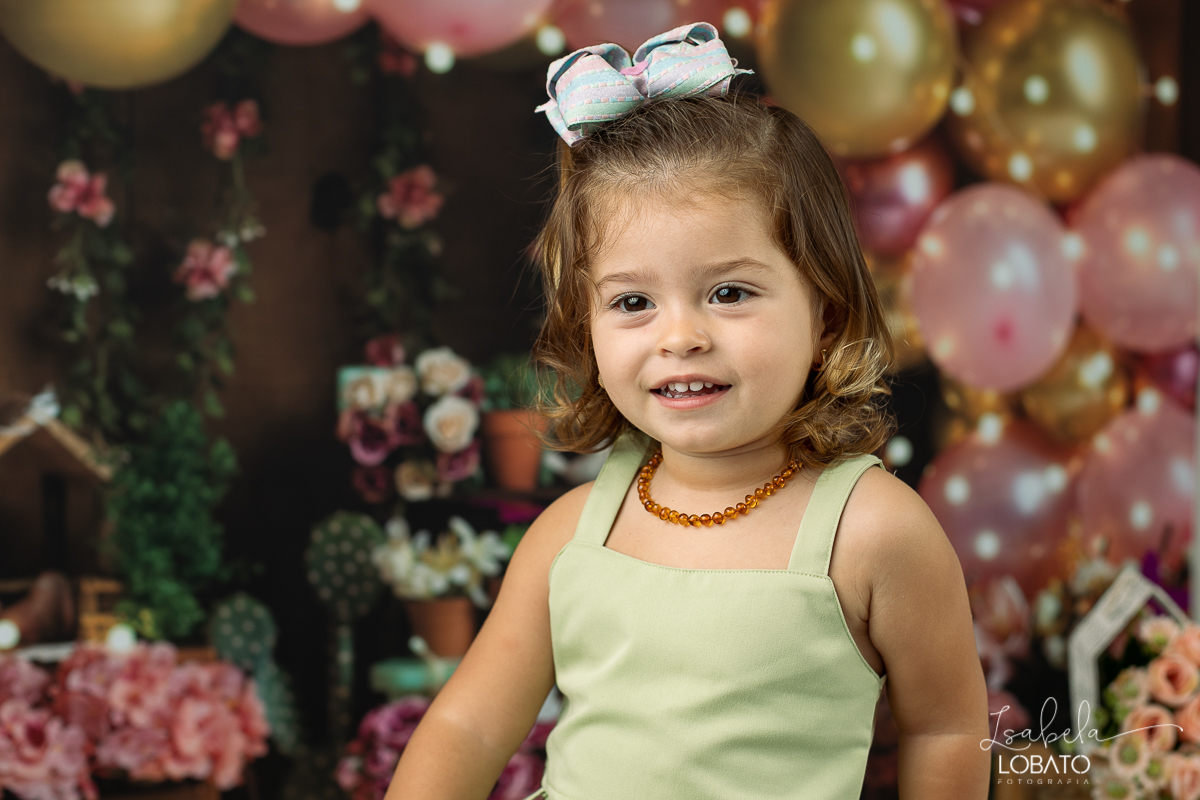 ensaio-fotografico-infatil-ensaio-de-2-anos-festa-jardim-encantado-decoracao-de-baloes-jardim-encantado-ensaio-fotofrafico-jardim-encantado-fundo-fotografico-jardim-encantado-decoracao-com-flores-fotografa-de-criancas-barbacena-carandai-alto-rio-doce-jfmg