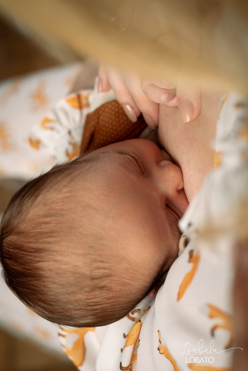 ensaio-fotografico-de-recem-nascido-ensaio-newborn-bebe-recem-nascido-sono-do-bebe-acompanhamento-fotografico-infantil-cenario-de-newborn-fundo-fotografico-para-ensaio-newborn-fotografa-especialista-em-ensaio-newborn-isabela-lobato-fotografia-barbacena-mg