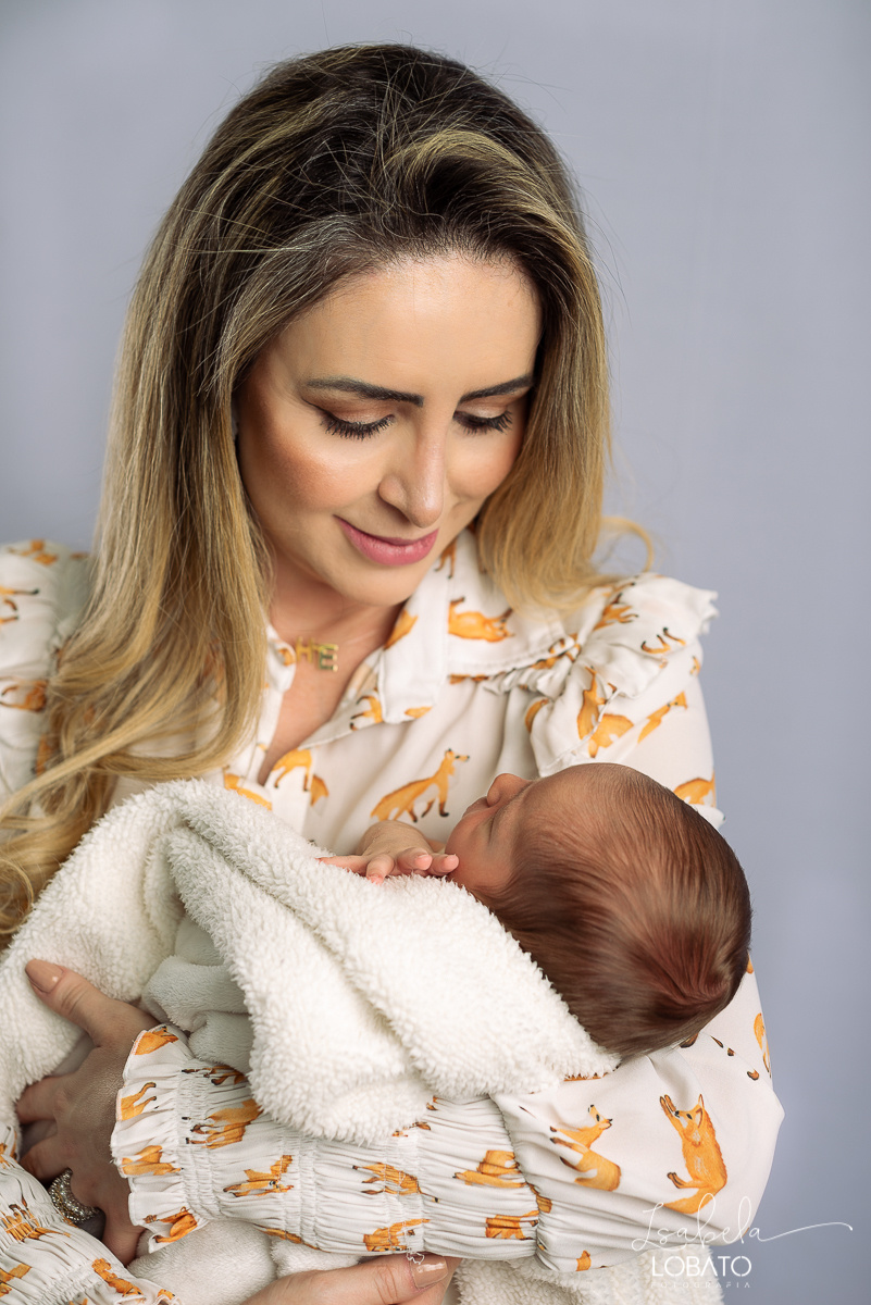 ensaio-fotografico-de-recem-nascido-ensaio-newborn-bebe-recem-nascido-sono-do-bebe-acompanhamento-fotografico-infantil-cenario-de-newborn-fundo-fotografico-para-ensaio-newborn-fotografa-especialista-em-ensaio-newborn-isabela-lobato-fotografia-barbacena-mg