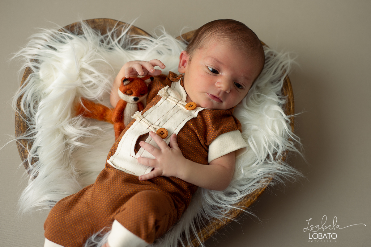 ensaio-fotografico-de-recem-nascido-ensaio-newborn-bebe-recem-nascido-sono-do-bebe-acompanhamento-fotografico-infantil-cenario-de-newborn-fundo-fotografico-para-ensaio-newborn-fotografa-especialista-em-ensaio-newborn-isabela-lobato-fotografia-barbacena-mg