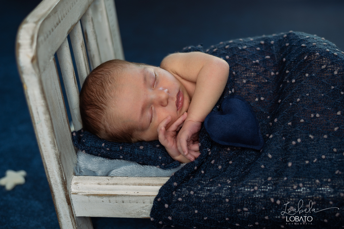 ensaio-fotografico-de-recem-nascido-ensaio-newborn-bebe-recem-nascido-sono-do-bebe-acompanhamento-fotografico-infantil-cenario-de-newborn-fundo-fotografico-para-ensaio-newborn-fotografa-especialista-em-ensaio-newborn-isabela-lobato-fotografia-barbacena-mg