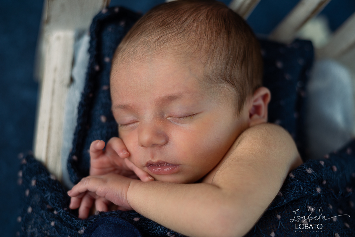 ensaio-fotografico-de-recem-nascido-ensaio-newborn-bebe-recem-nascido-sono-do-bebe-acompanhamento-fotografico-infantil-cenario-de-newborn-fundo-fotografico-para-ensaio-newborn-fotografa-especialista-em-ensaio-newborn-isabela-lobato-fotografia-barbacena-mg